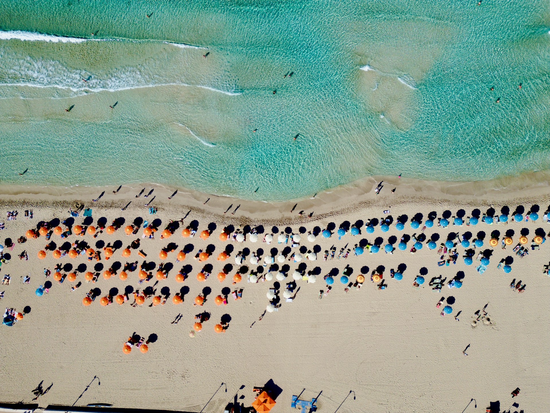 Stabilimento balneare San Lorenzo con vista panoramica sulla baia e palme